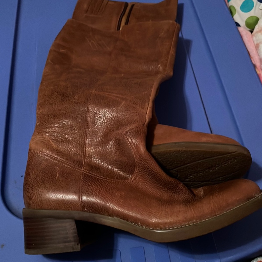 129. Leather boots